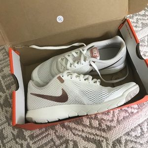 Nike flex tennis shoes